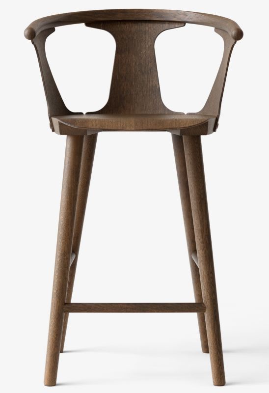 Frontansicht des In Between Barhockers SK9 von AndTradition aus dunklem Holz.